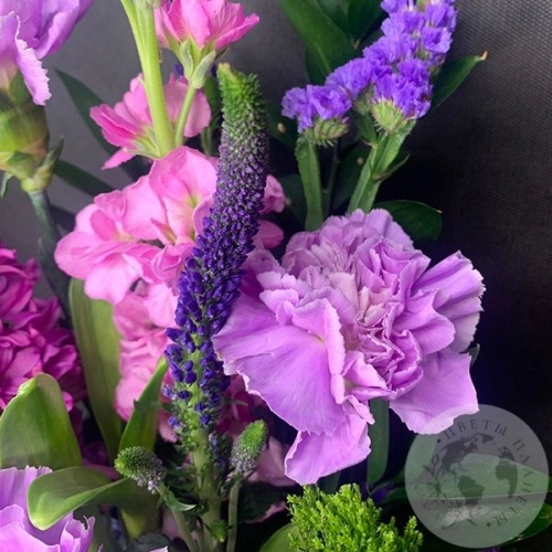 Композиция в ящике из маттиолы, вероники и лунной гвоздики