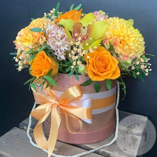 Композиция роз, хризантем, орхидеи в коробке на любое торжество в магазине Цветы Планеты