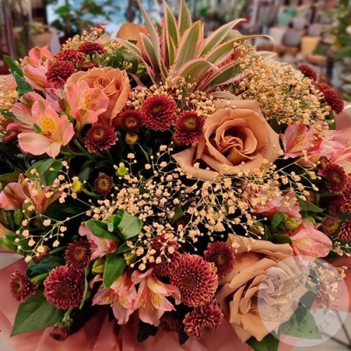 Букет из роз, альстромерии, сантини и ананаса в магазине Цветы Планеты