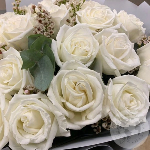 Букет из роз и эвкалипта "Светлый" в магазине Цветы Планеты