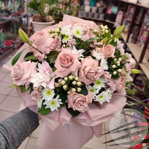 Букет из роз, кустовых хризантем и лилий в магазине Цветы Планеты Букет из роз, кустовых хризантем и лилий