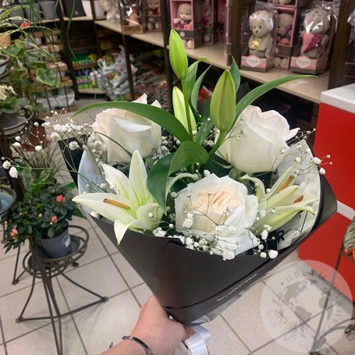 Букет из роз, лилии и гипсофилы "Нежное утро"