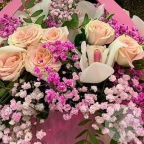 Букет кустовых роз в сумке "Маме" в магазине Цветы Планеты