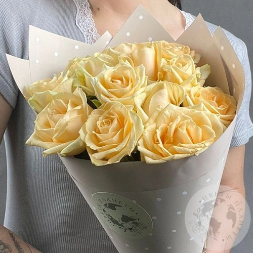 13 роз кремовых 60 см. в магазине Цветы Планеты