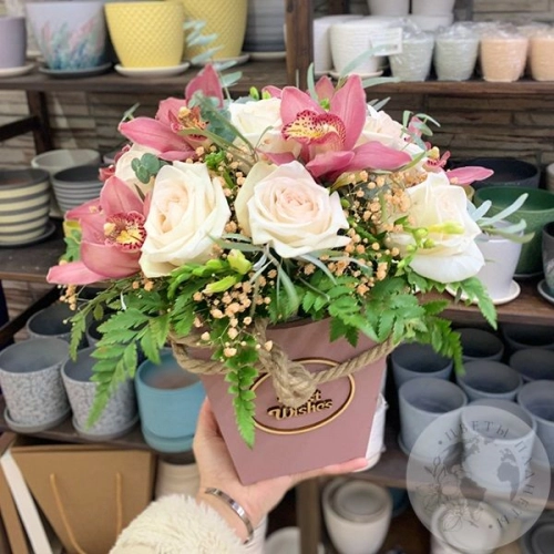 Ящик с розой, орхидеей и папоротником в магазине Цветы Планеты