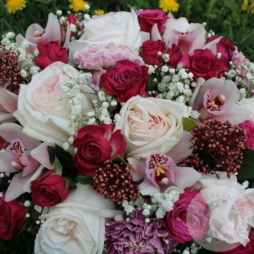 Композиция из роз, орхидей и гвоздик в ящике в магазине Цветы Планеты