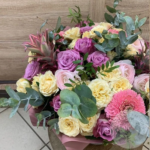 Букет цветов из кустовой розы, герберы и ананаса "Экзотика" в магазине Цветы Планеты