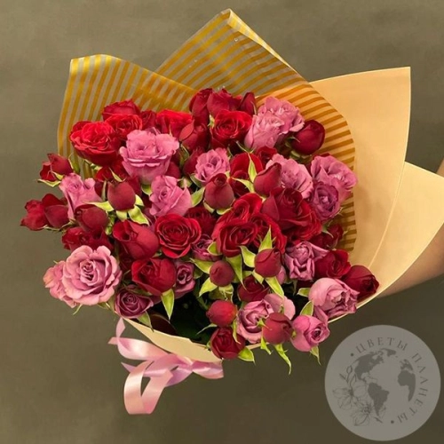 11 красных и розовых роз в магазине Цветы Планеты