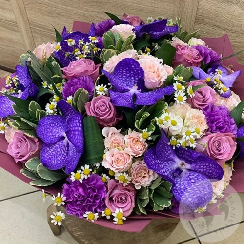 Букет из роз, танацетума, ванды "Фиолетовый"