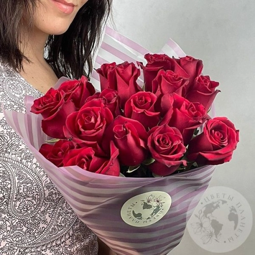17 роз бордовых 60 см. в магазине Цветы Планеты