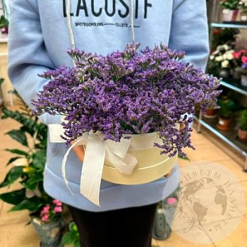 Композиция из лимониума в коробке