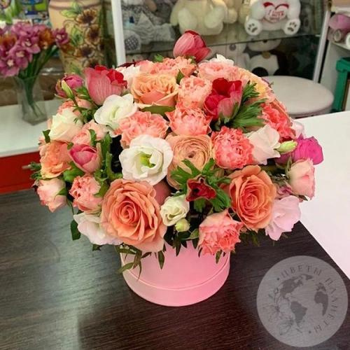 Композиция цветов из роз в коробке "Мгновение" в магазине Цветы Планеты