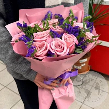 Букет из 13 роз и фисташки