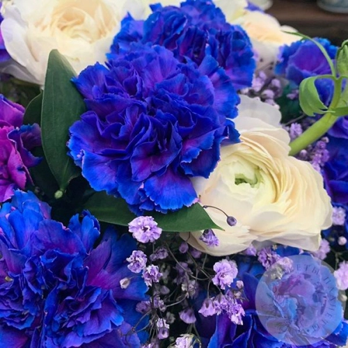 Букет из роз, гвоздики, гипсофилы  в ящике "Необычный" в магазине Цветы Планеты