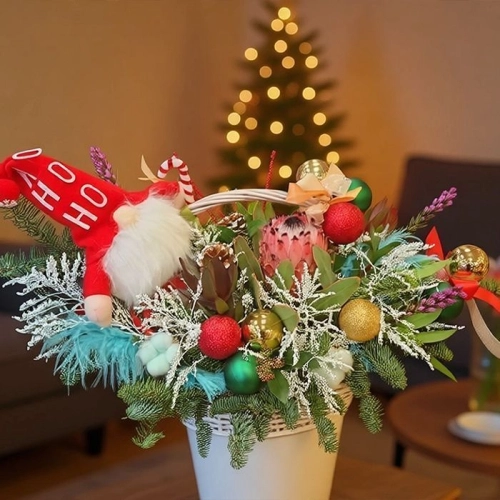 Зимняя композиция с игрушкой в корзине в магазине Цветы Планеты