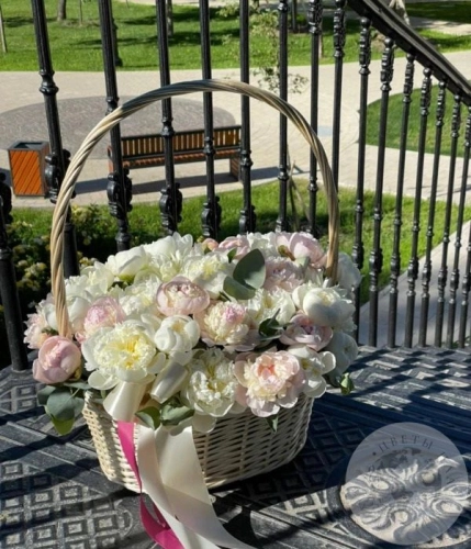 Большая корзина белых и розовых пионов 41 шт. в магазине Цветы Планеты