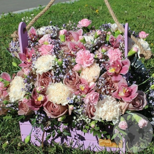 Композиция из роз, гвоздик и орхидей "Праздник цветов" в магазине Цветы Планеты