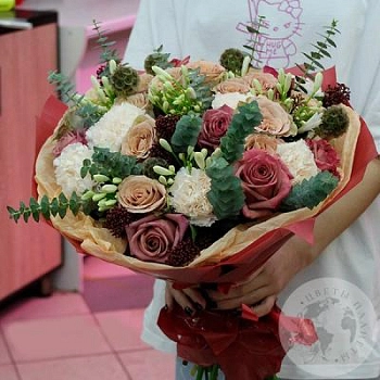 Букет из роз, гвоздик и скимии