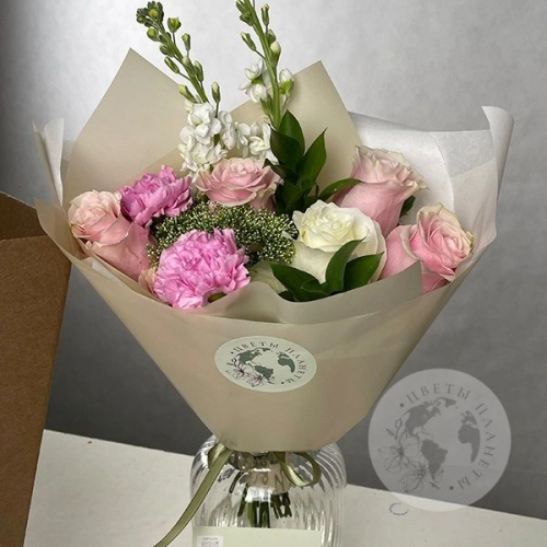 Букет из роз и маттиолы "Улыбка" в магазине Цветы Планеты