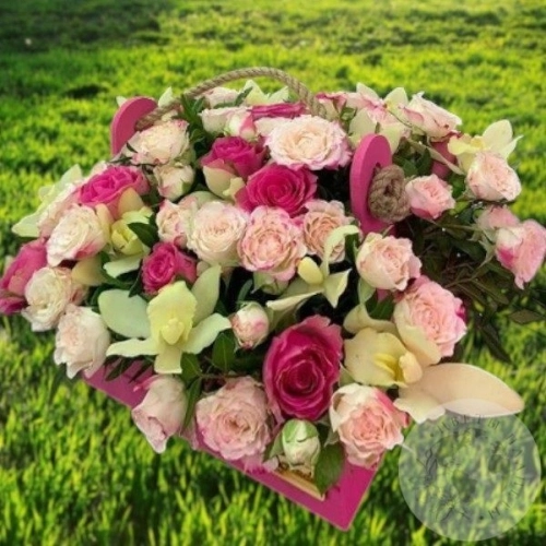 Композиция из роз, орхидей в ящике "Улыбка" Композиция из роз, орхидей в ящике "Улыбка" в магазине Цветы Планеты