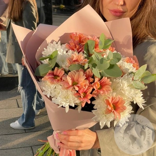 Букет из 9 кустовых белых и розовых хризантем и эвкалипта в магазине Цветы Планеты