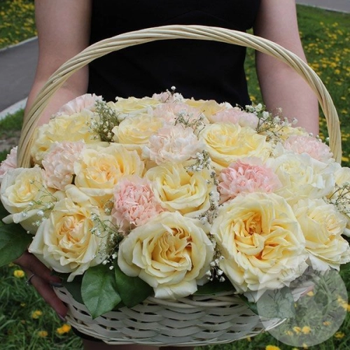Композиция из роз и гвоздик в корзине в магазине Цветы Планеты