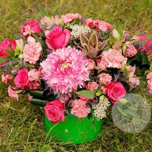 Композиция из роз, гвоздик, альстромерий в коробке в магазине Цветы Планеты