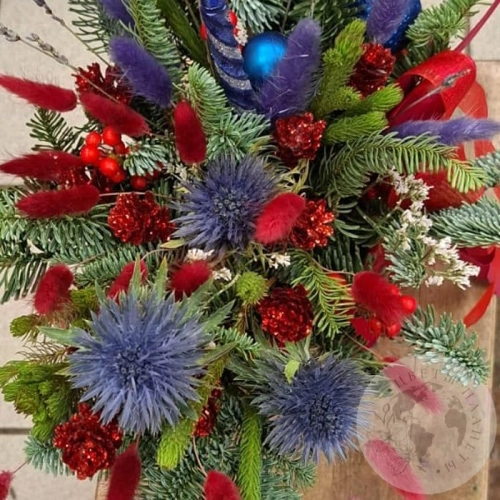 Композиция новогодняя с брунией в коробке в магазине Цветы Планеты