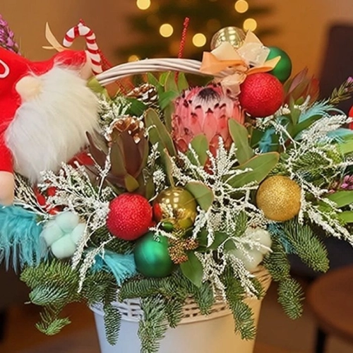 Зимняя композиция с игрушкой в корзине в магазине Цветы Планеты