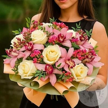 Букет из роз, орхидей и фисташки