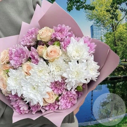 Букет из 5 белых хризантем и 3 кустовых розовых роз в магазине Цветы Планеты