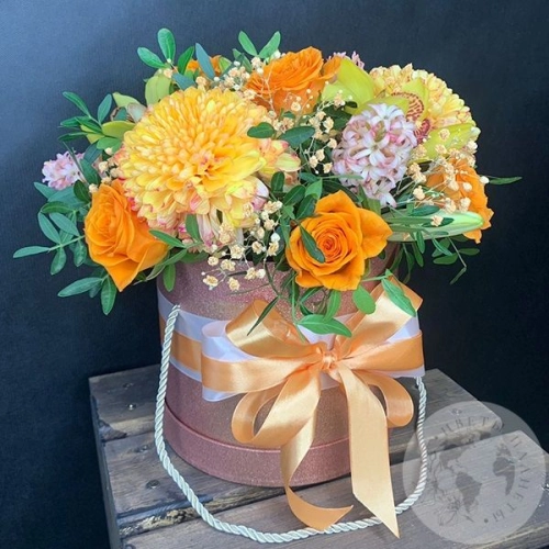 Композиция роз, хризантем, орхидеи в коробке на любое торжество в магазине Цветы Планеты