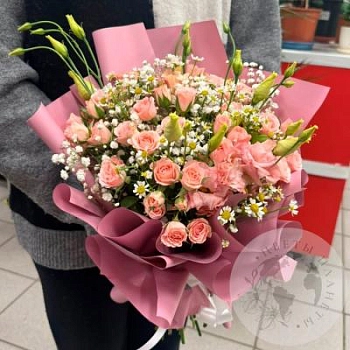 Букет из кустовых роз и ромашек