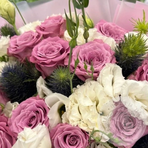 Букет из роз, эустомы и эрингиума в магазине Цветы Планеты