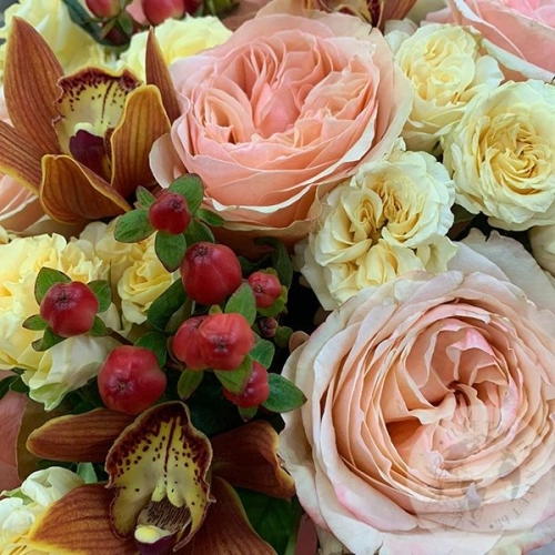 Букет из роз и орхидеи в коробке "Яркость" в магазине Цветы Планеты