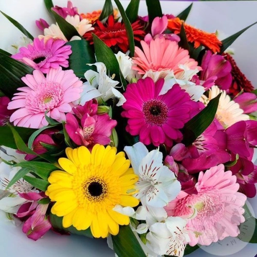 Букет из альстромерий и гербер в магазине Цветы Планеты