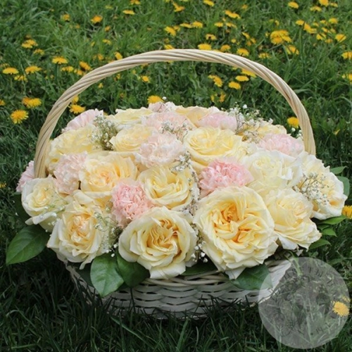 Композиция из роз и гвоздик в корзине в магазине Цветы Планеты