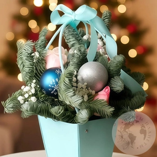 Подарки на Композиция из роз и гипсофил в коробке "Новогодняя" в магазине Цветы Планеты