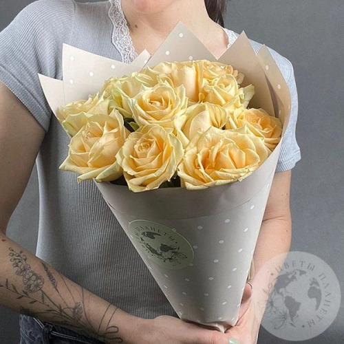 13 роз кремовых 60 см. в магазине Цветы Планеты