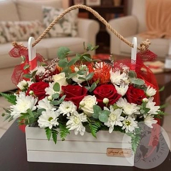 Композиция из роз и кустовых хризантем в ящике