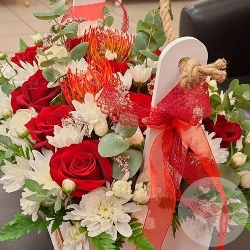 Композиция из роз и кустовых хризантем в ящике в магазине Цветы Планеты