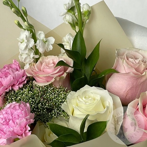 Букет из роз и маттиолы "Улыбка" в магазине Цветы Планеты