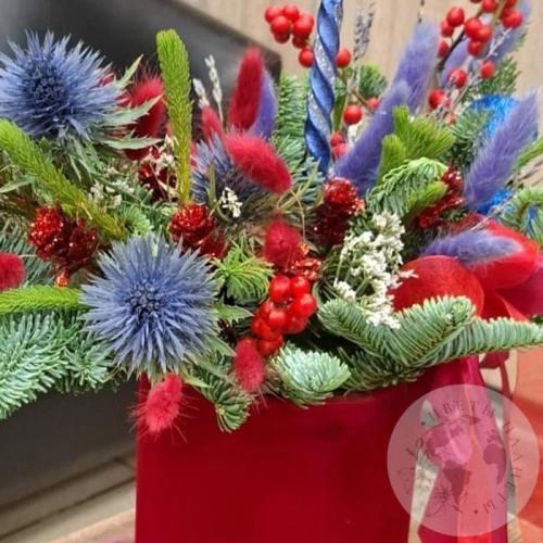 Композиция новогодняя с брунией в коробке в магазине Цветы Планеты