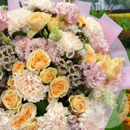 Букет из кустовых роз, гвоздики и эустомы в магазине Цветы Планеты