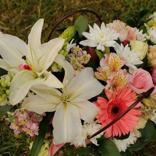 Композиция из гербер, роз и лилий в корзине в магазине Цветы Планеты