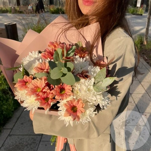 Букет из 9 кустовых белых и розовых хризантем и эвкалипта в магазине Цветы Планеты