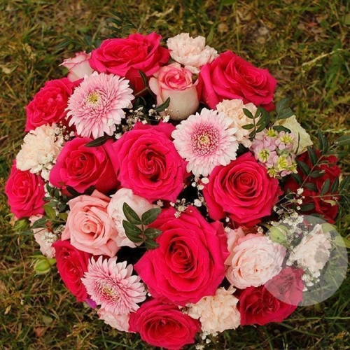 Композиция из роз, пионов и гербер в коробке в магазине Цветы Планеты