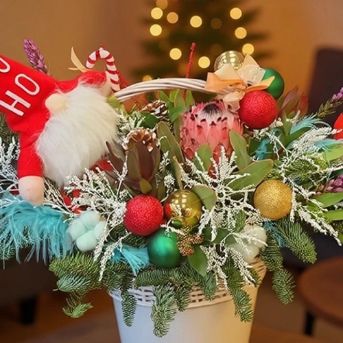 Зимняя композиция с игрушкой в корзине в магазине Цветы Планеты