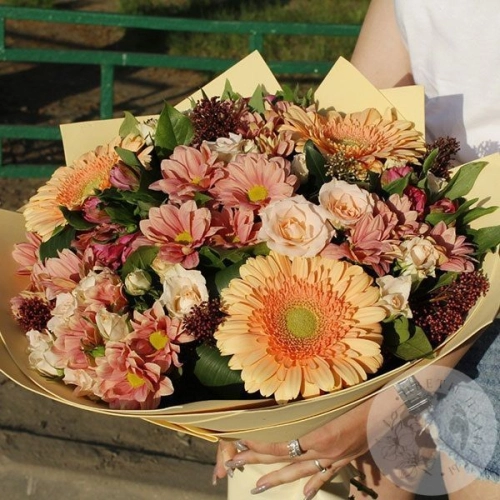 Букет из роз, гербер, хризантем и альстромерий в магазине Цветы Планеты