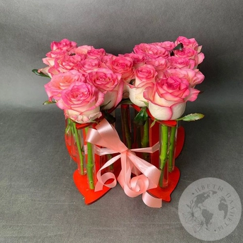 Роза кремовая в колбе 21 шт. Бабочка в магазине Цветы Планеты